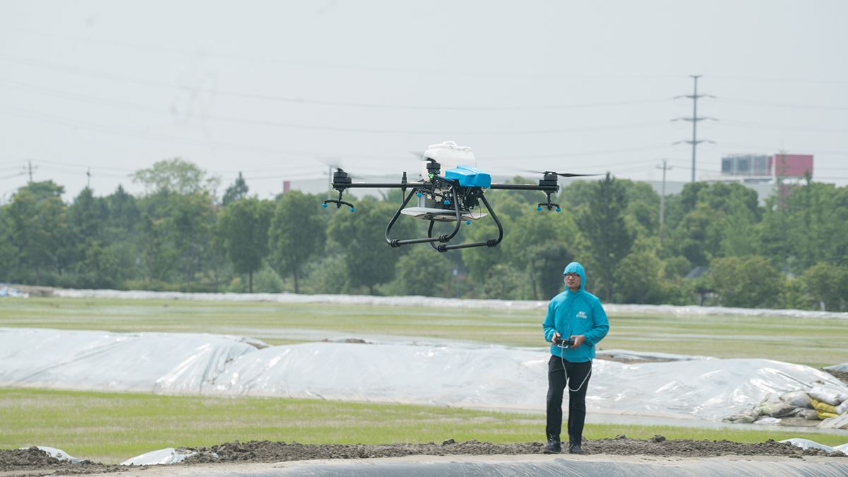 Cuidíonn Teicneolaíocht Drone Talmhaíochta le Feirmeoirí Ard-Éifeachtúlachta
